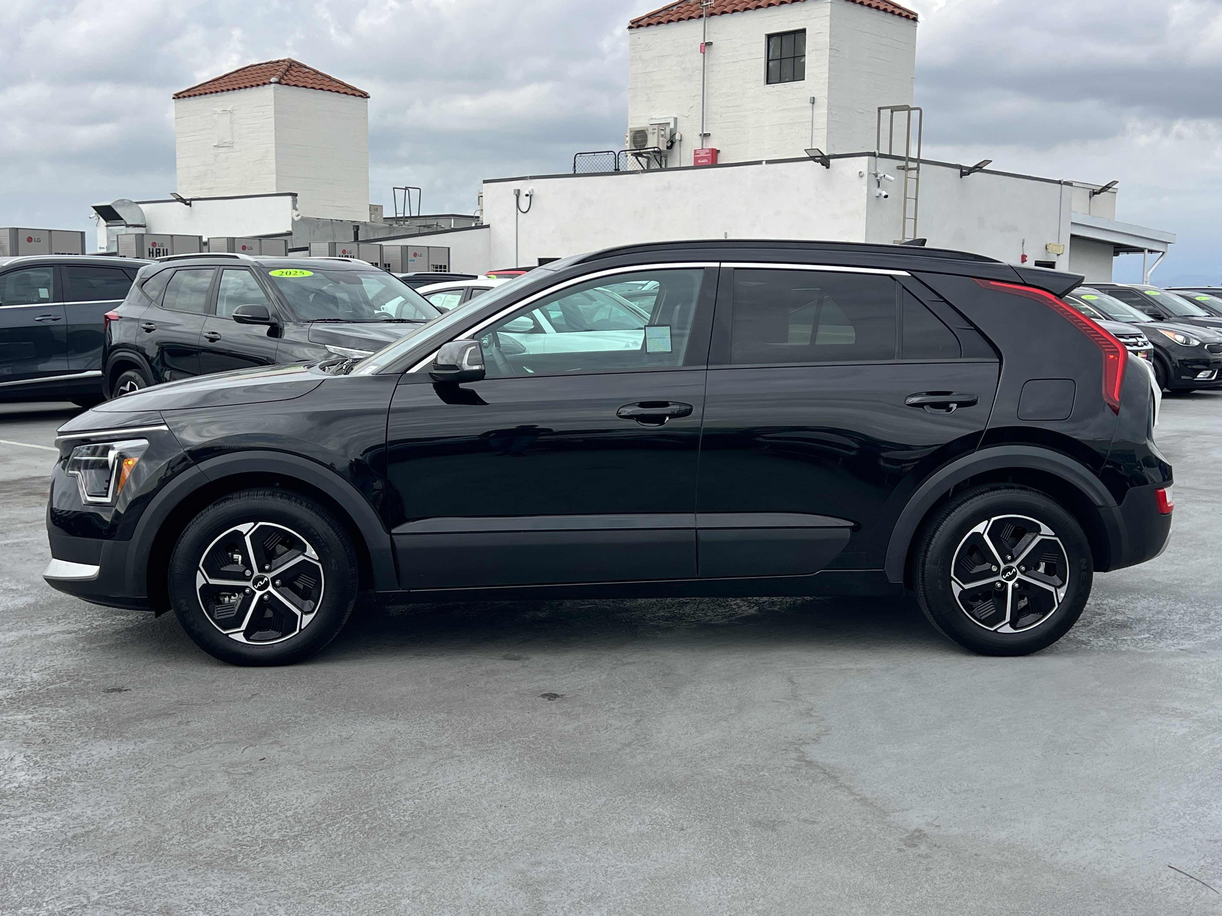 Certified 2025 Kia Niro EX FWD image 3