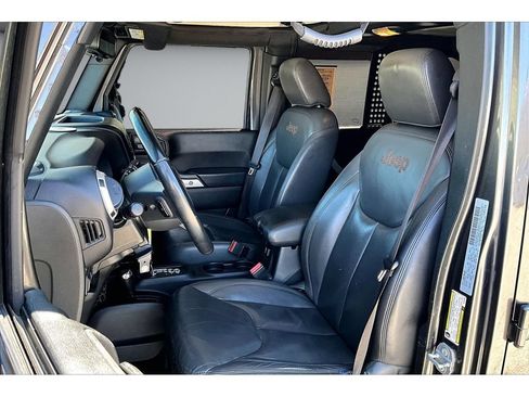 Used 2017 Jeep Wrangler Unlimited Rubicon w/ Connectivity Group AWD/4WD image 32