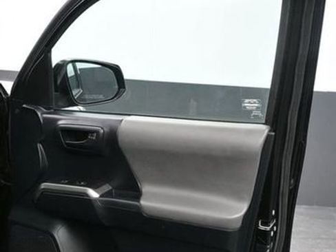 Used 2018 Toyota Tacoma SR5 image 10