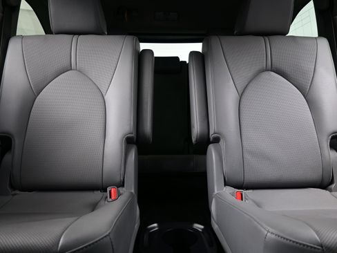 Used 2025 Toyota Highlander Limited AWD/4WD image 16