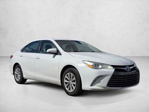 Used 2015 Toyota Camry LE image 3