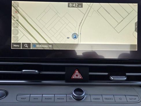 New 2025 Hyundai Elantra Limited image 11