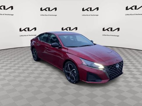 Used 2023 Nissan Altima 2.5 SR w/ SR Premium Package image 2