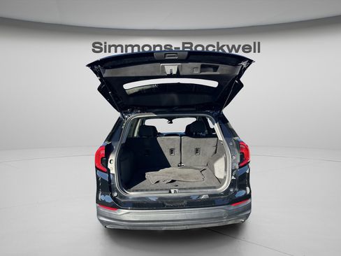 Used 2024 GMC Terrain SLE image 8