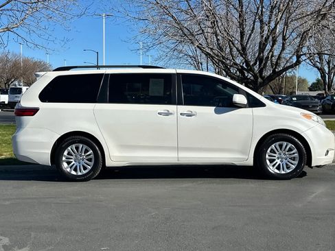 Used 2017 Toyota Sienna XLE Premium image 8