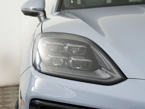 Certified 2024 Porsche Cayenne AWD/4WD image 11