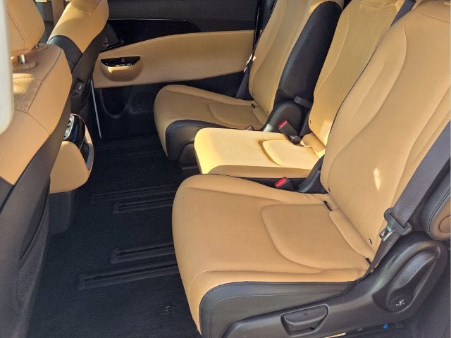 Used 2024 Kia Carnival EX FWD image 12