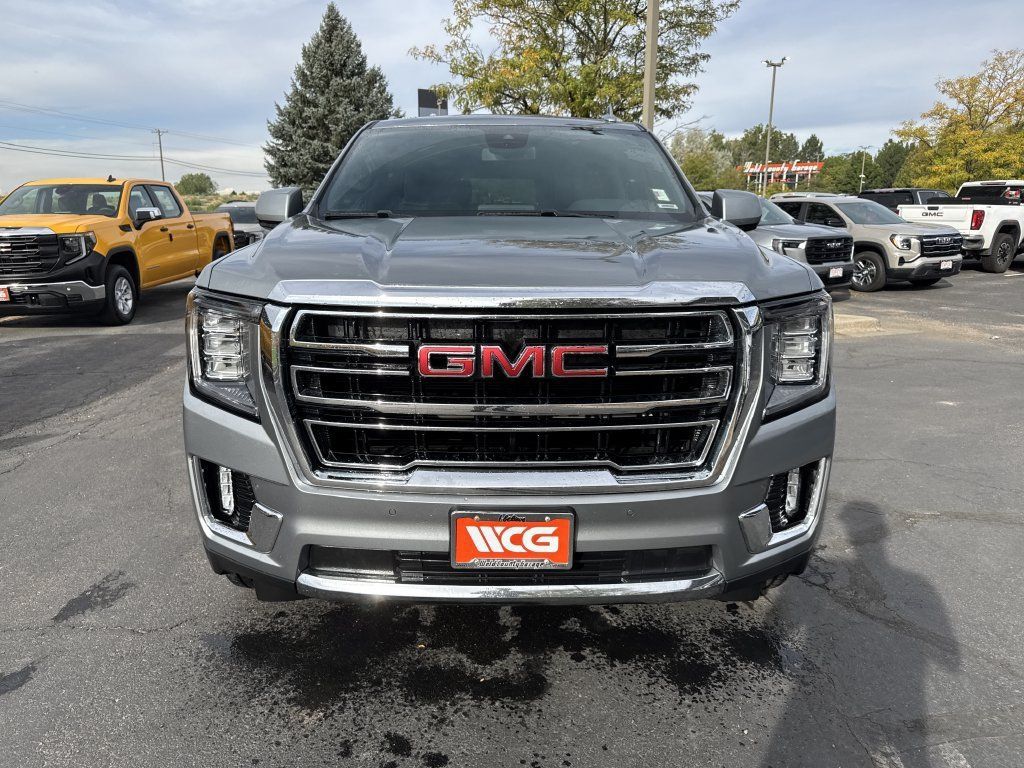 Used 2023 GMC Yukon SLT AWD/4WD image 2