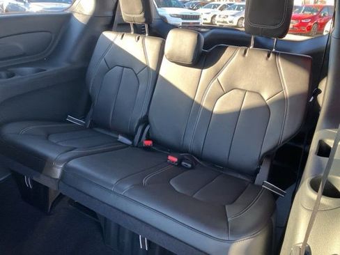 New 2026 Chrysler Pacifica Select AWD/4WD image 32