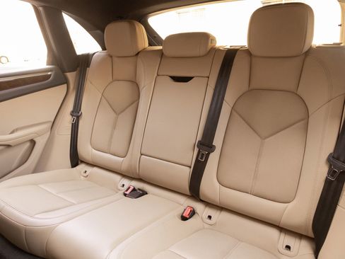 Certified 2023 Porsche Macan image 28