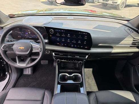 Used 2025 Chevrolet Traverse LT w/ Driver Confidence Package FWD image 12