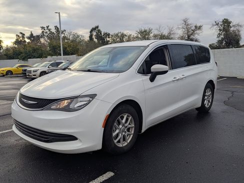 Used 2017 Chrysler Pacifica LX image 2