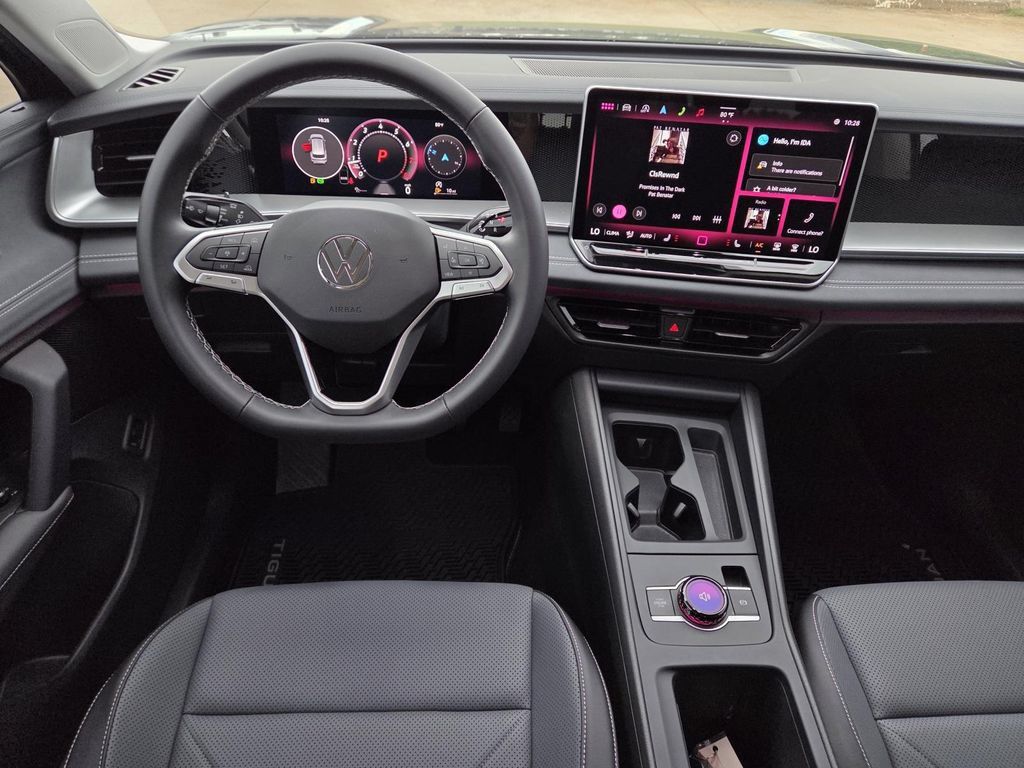 Used 2025 Volkswagen Tiguan SE FWD image 11