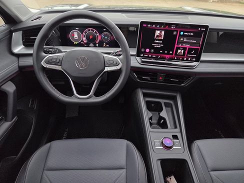 Used 2025 Volkswagen Tiguan SE FWD image 11