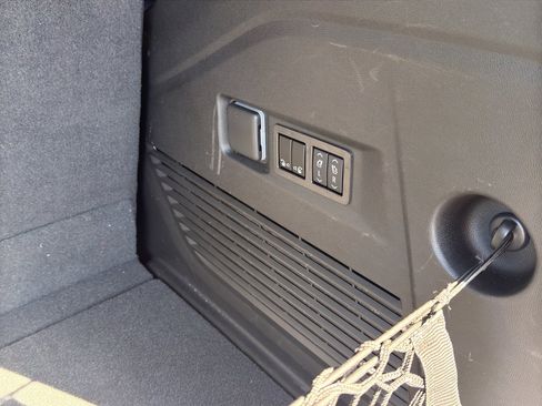 Used 2024 Chevrolet Tahoe High Country image 32