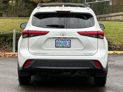 Used 2023 Toyota Highlander XLE image 7