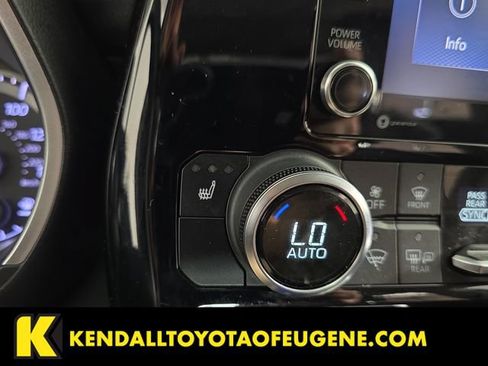 Used 2022 Toyota Highlander XLE AWD/4WD image 16
