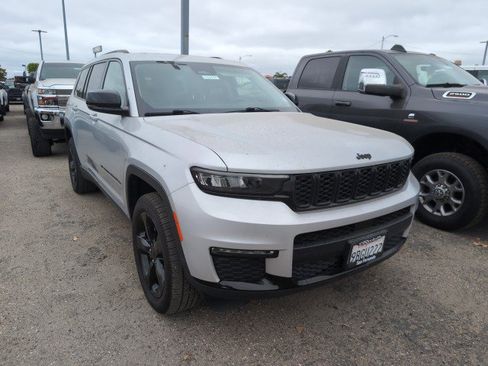 Used 2022 Jeep Grand Cherokee L Limited w/ Black Appearance Package AWD/4WD image 2