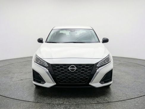 Used 2025 Nissan Altima 2.5 SV FWD image 2