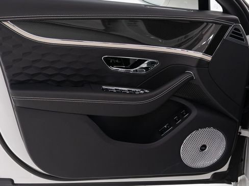 Used 2025 Bentley Flying Spur Plug-In Hybrid AWD/4WD image 11