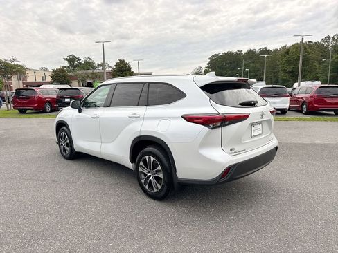 Used 2022 Toyota Highlander XLE AWD/4WD image 7