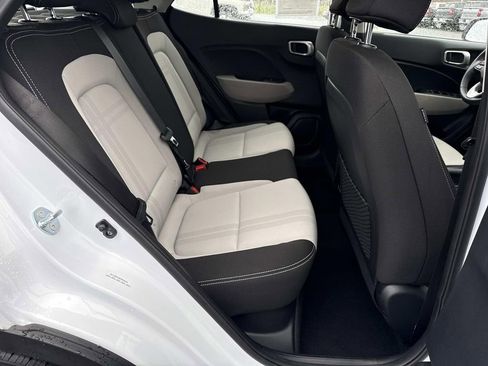 Used 2025 Hyundai Venue SEL FWD image 21