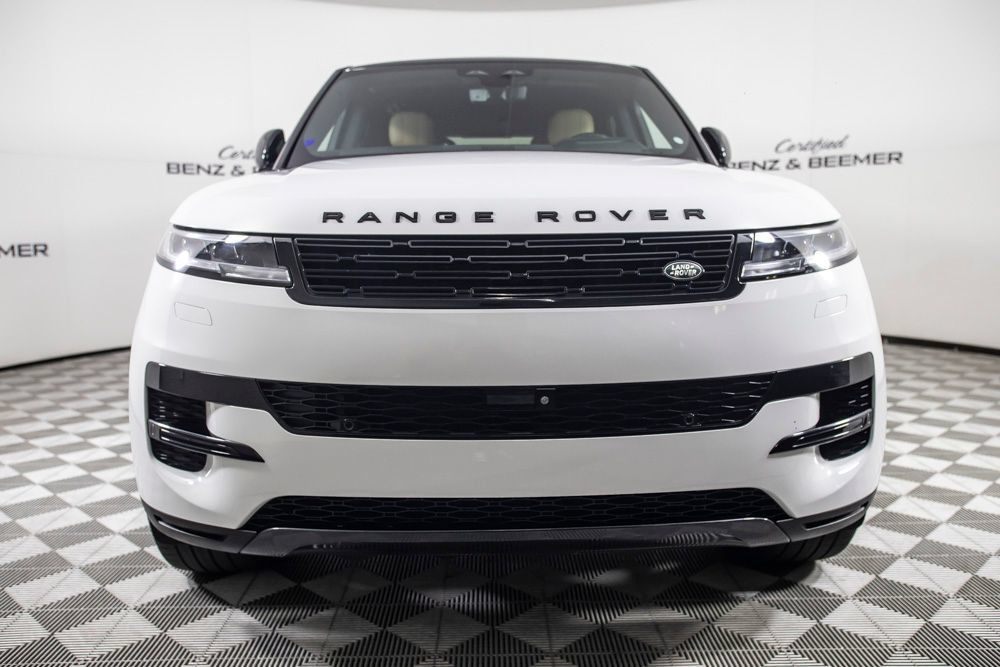Used 2024 Land Rover Range Rover Sport SE AWD/4WD image 3