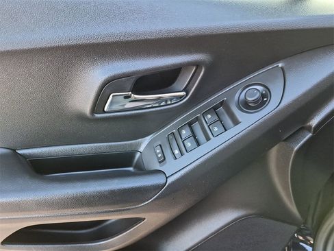 Used 2021 Chevrolet Trax LT w/ Premium Seat Package image 13