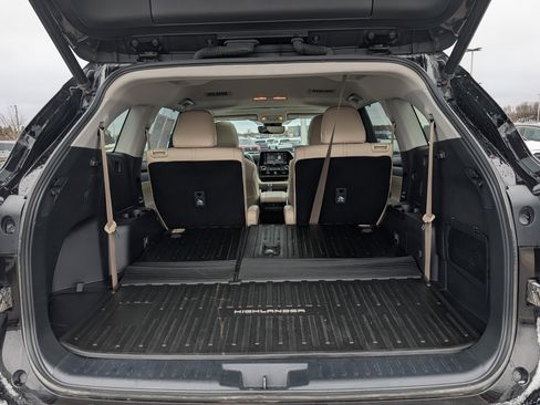 Used 2021 Toyota Highlander XLE image 18