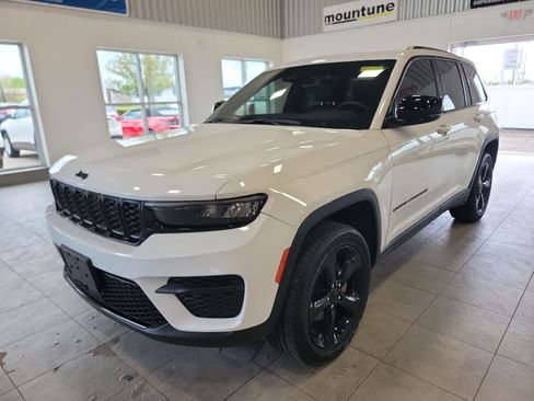 Used 2023 Jeep Grand Cherokee Altitude AWD/4WD image 1