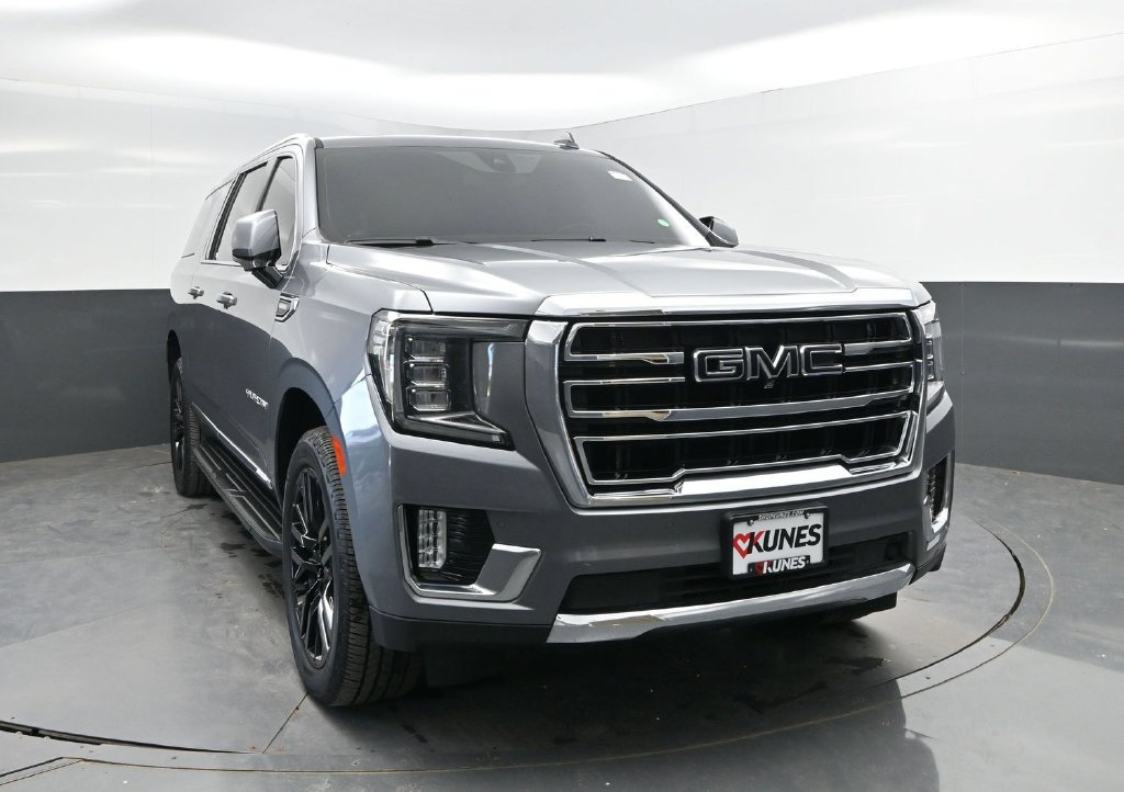 Used 2022 GMC Yukon XL SLT w/ SLT Premium Package AWD/4WD image 2