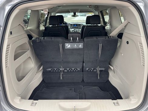 Used 2020 Chrysler Pacifica Touring-L image 16