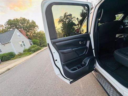 Used 2019 Nissan Titan SV w/ SV Convenience Package image 30