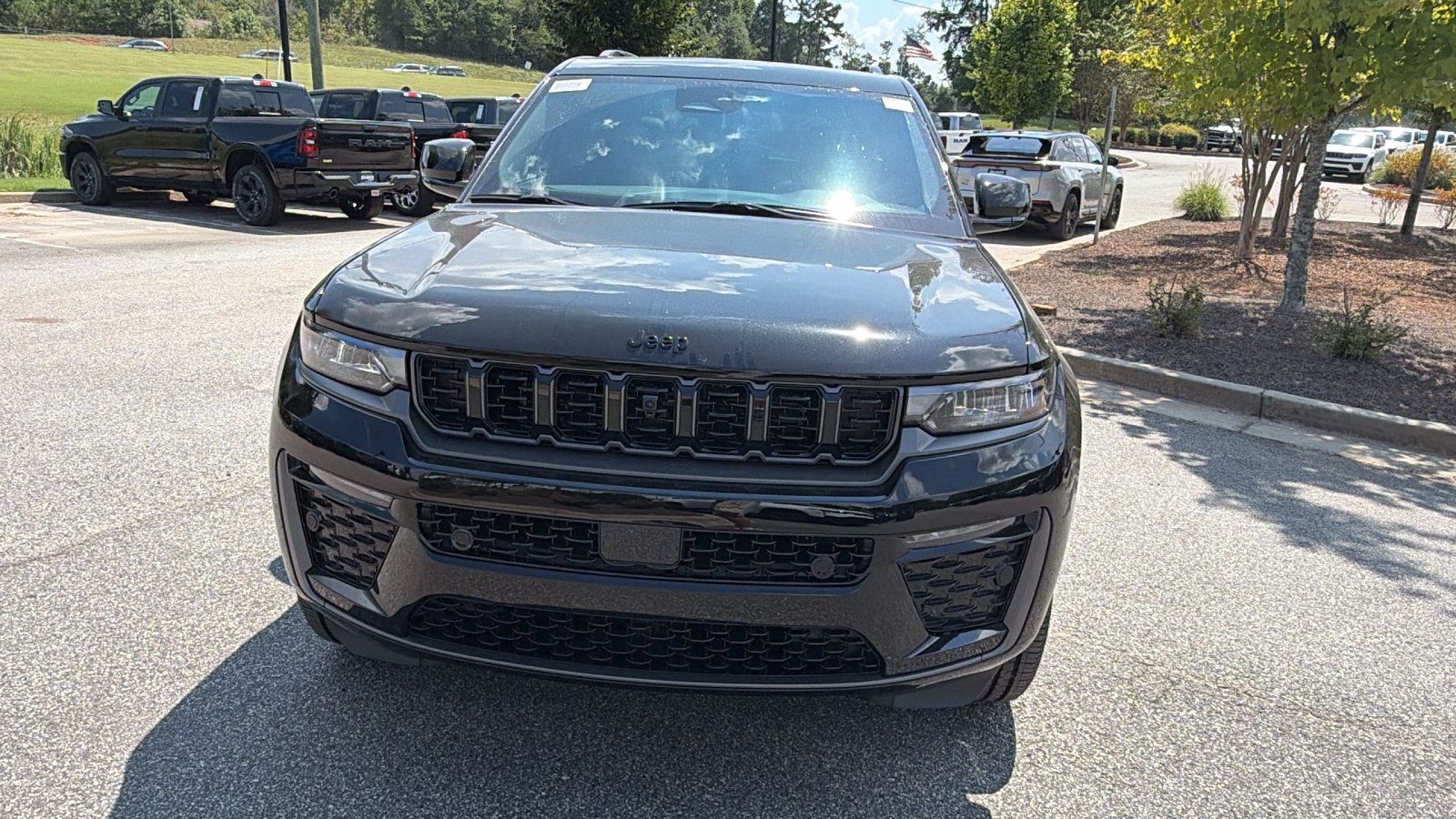 New 2027 Jeep Grand Cherokee Limited AWD/4WD image 3