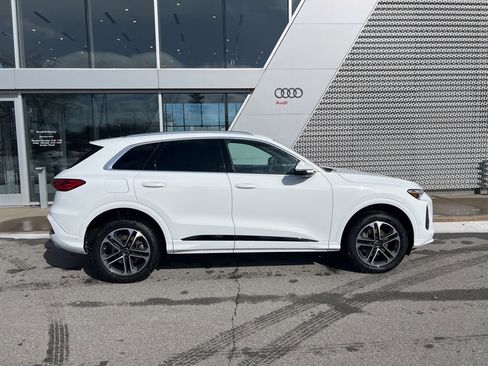 Used 2025 Audi Q5 Premium w/ Convenience Package image 18