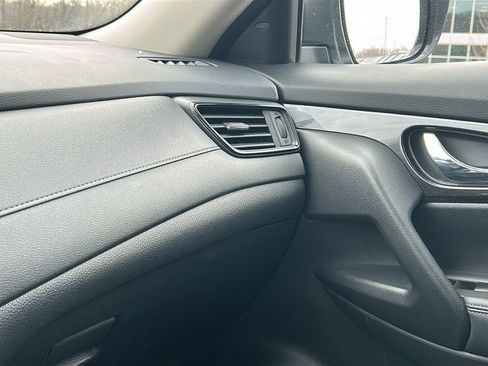 Used 2018 Nissan Rogue SV w/ Premium Package image 20