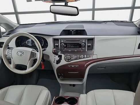Used 2012 Toyota Sienna XLE image 19