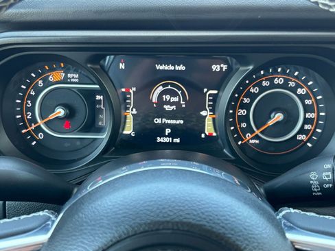 Used 2025 Jeep Wrangler Unlimited Sahara AWD/4WD image 40