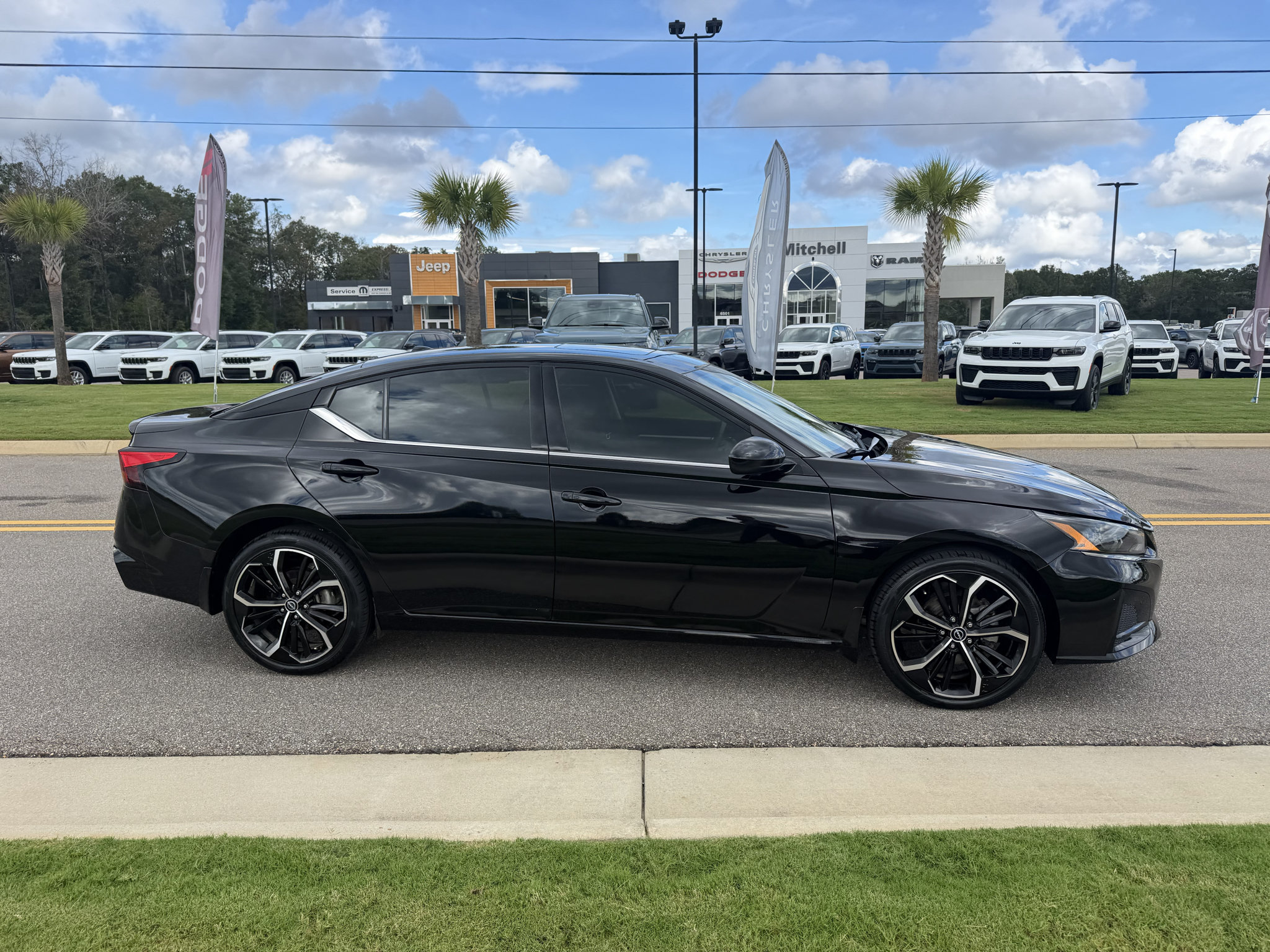 Used 2023 Nissan Altima 2.5 SR w/ SR Premium Package AWD/4WD image 2