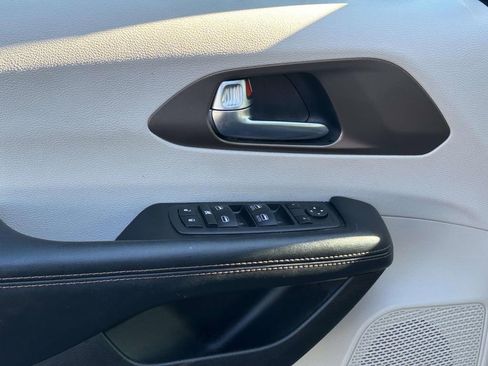 Used 2019 Chrysler Pacifica Touring-L image 13