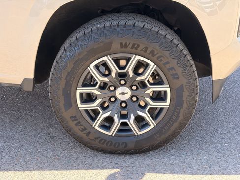Used 2023 Chevrolet Colorado Z71 w/ Z71 Convenience Package 2 AWD/4WD image 9
