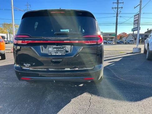 New 2026 Chrysler Pacifica Select image 4