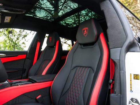 Used 2025 Lamborghini Urus SE AWD/4WD image 16