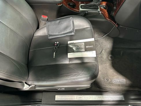 Used 2009 GMC Envoy Denali w/ Sun And 6-Disc Cd Package image 36