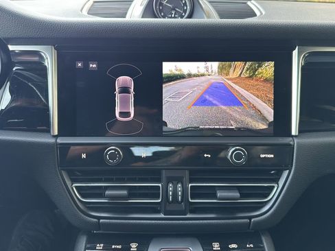 Certified 2023 Porsche Macan image 11