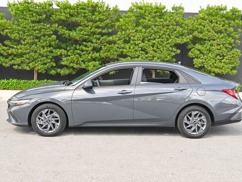 Used 2024 Hyundai Elantra Blue image 7