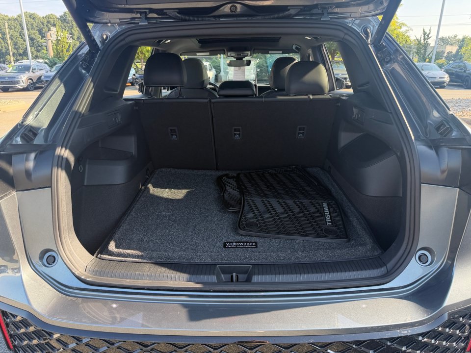 Certified 2026 Volkswagen Tiguan SE R-Line FWD image 15