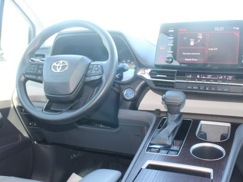Certified 2022 Toyota Sienna LE FWD image 22
