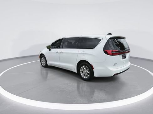 New 2027 Chrysler Pacifica Select FWD image 6