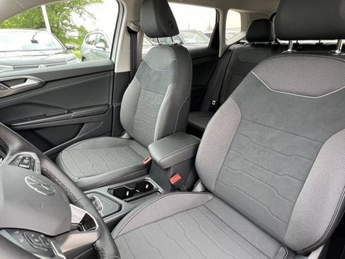 New 2025 Volkswagen Taos SE image 15